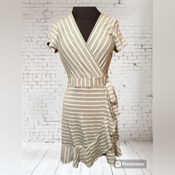 Gilli Dresses & Skirts - Gilli size medium faux wrap gray and white striped dress